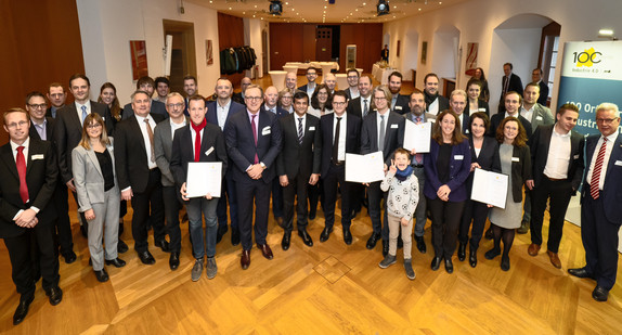 Gruppenbild der Preisträger des Wettbewerbs „100 Orte für Industrie 4.0 in Baden-Württemberg“ (Bild: © Martin Storz)