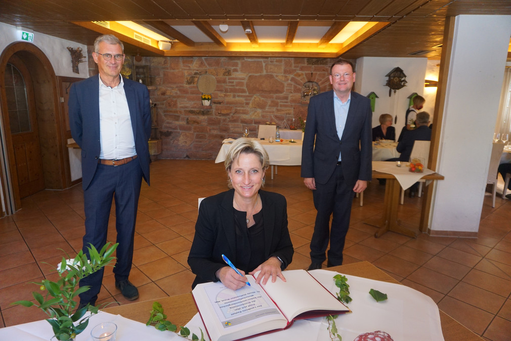Eintrag der Ministerin Dr. Hoffmeister-Kraut in das Goldene Buch der Stadt Rastatt im Rahmen der Kreisbereisung Rastatt