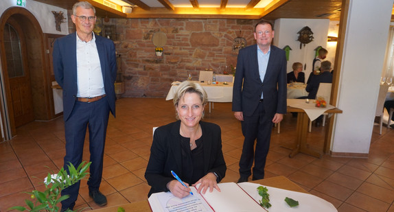 Eintrag der Ministerin Dr. Hoffmeister-Kraut in das Goldene Buch der Stadt Rastatt im Rahmen der Kreisbereisung Rastatt