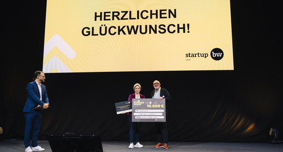 Ministerin Hoffmeister-Kraut mit dem Gewinner des Wettbewerbs Start-up BW Local in der Kategorie Landkreis: Der Landkreis Böblingen
