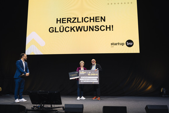 Veranstaltung Start-up BW Summit 2022 Ministerin Hoffmeister-Kraut mit dem Gewinner des Wettbewerbs Start-up BW Local in der Kategorie Landkreis: Der Landkreis Böblingen