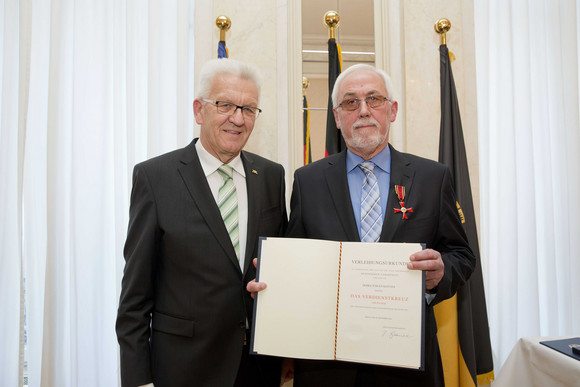 Tag des Ehrenamtes Kretschmann würdigt besonderes ehrenamtliches Engagement Ministerpräsident Winfried Kretschmann (l.) und Jürgen Kistner (r.)
