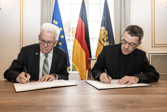 Kirche Treueversprechen des designierten Bischofs von Rottenburg-Stuttgart Ministerpräsident Winfried Kretschmann (links) und der designierte Bischof von Rottenburg-Stuttgart, Prälat Dr. Klaus Krämer (rechts), bei der Unterzeichnung der Erklärung.