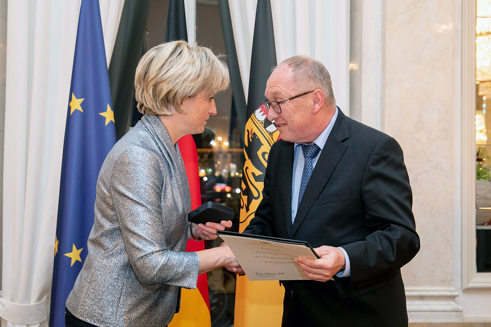 Ministerin Hoffmeister-Kraut gratuliert Gerhard Schorr (Bild: Uli Regenscheit)