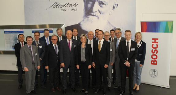 Die Delegation besuchte in Singapur u.a. Robert Bosch South East. Hier Gruppenfoto der politischen Delegation mit Martin Hayes, President Bosch ASEAN.