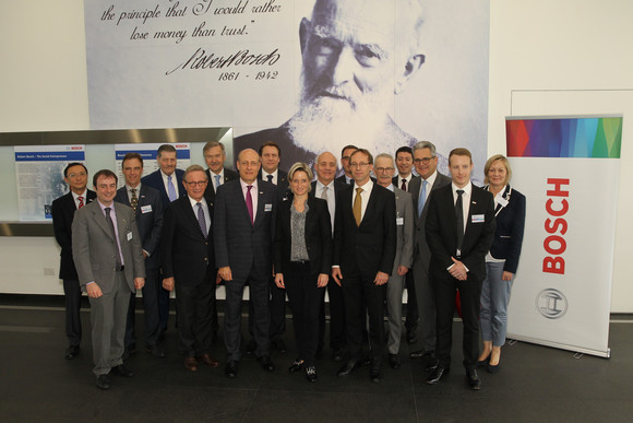 Die Delegation besuchte in Singapur u.a. Robert Bosch South East. Hier Gruppenfoto der politischen Delegation mit Martin Hayes, President Bosch ASEAN.