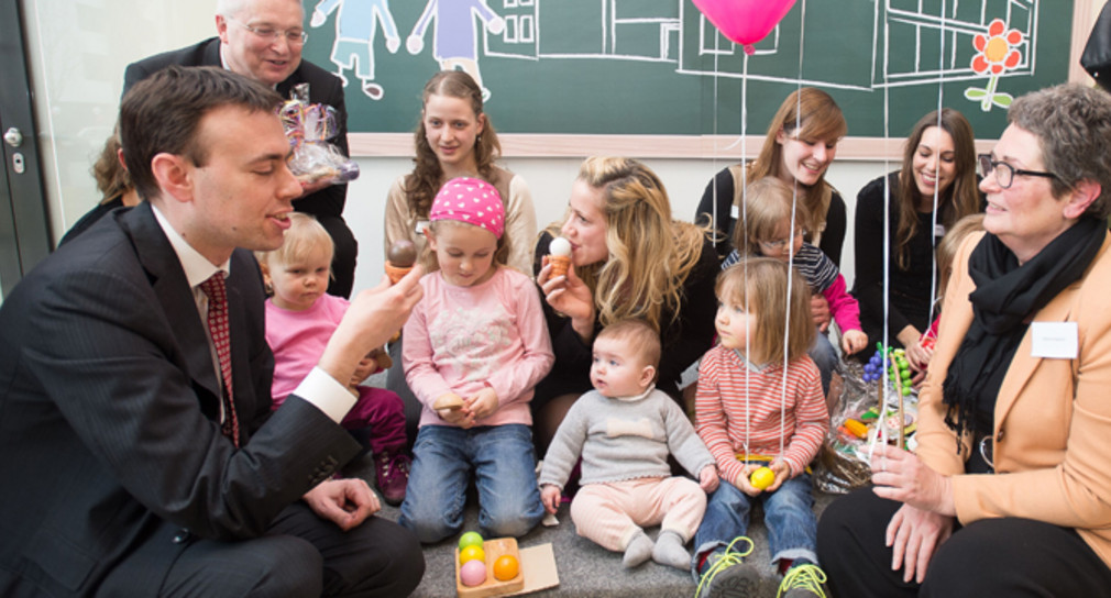 Minister Schmid bei der Eröffnung der Kita „Kleine Tüftler“ (Quelle: L-Bank/Trautmann)