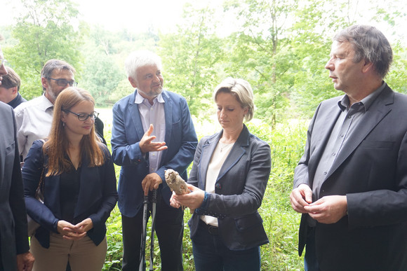 Denkmalpflege Ministerin besucht UNESCO-Welterbestätte Besuch Hohlenstein-Stadel im Lonetal im Rahmen des Besuchs der Höhlen und Eiszeitkunst auf der Schwäbischen Alb am 8. August 2017