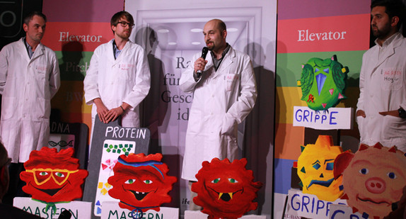 Die Gewinner des Landesfinales: immune2day aus Freiburg. Das Team hat eine Art Fotokopierer entwickelt, mit dem man Biomoleküle kopieren kann. 