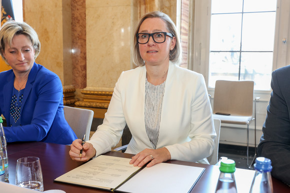 Ausbildung Neues Ausbildungsbündnis 2023-2027 unterzeichnet Marjoke Breuning, Vizepräsidentin des Baden-Württembergischen Industrie- und Handelskammertags, bei der Unterzeichnung des Bündnisses
