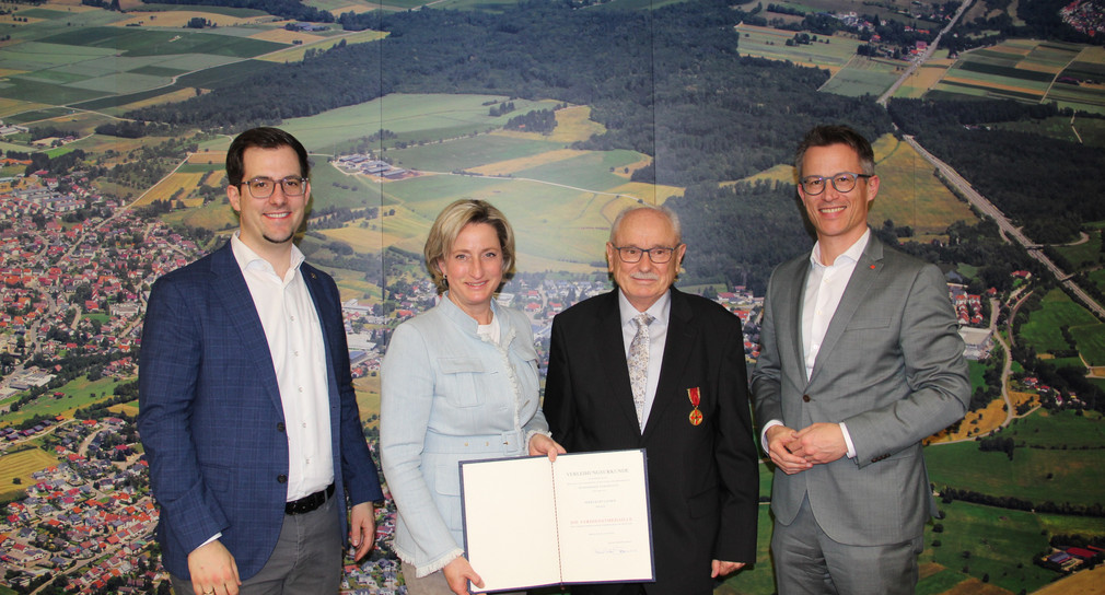 Übergabe der Verdienstmedaille an Herrn Kurt Lacher