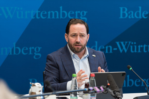 Auswärtige Kabinettsitzung Kabinett tagt in Brüssel Staatssekretär Florian Hassler bei der Pressekonferenz