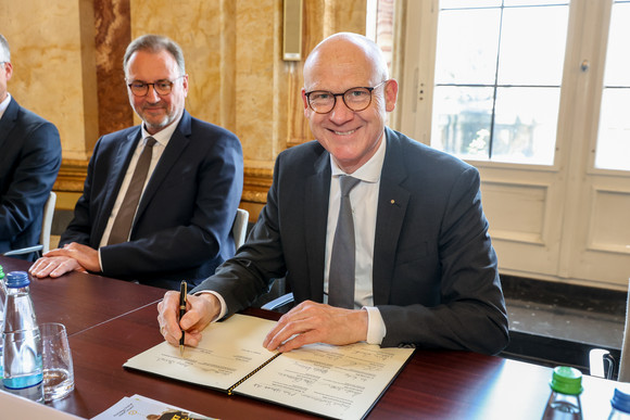 Ausbildung Neues Ausbildungsbündnis 2023-2027 unterzeichnet Ralf Broß, Geschäftsführende Vorstandsmitglied des Städtetags Baden-Württemberg, bei der Unterzeichnung des Bündnisses