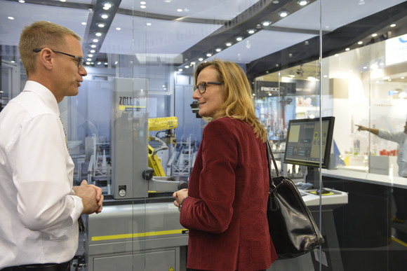 Wirtschaftsstaatssekretärin Katrin Schütz besuchte am 18. September 2017 auf der weltgrößten Fachmesse für Metallbearbeitung EMO in Hannover baden-württembergische Unternehmen. Im Rahmen ihres Messerundgangs informierte sie sich insbesondere über neueste Entwicklungen der Werkzeugmaschinen- und Präzisionswerkzeugindustrie.