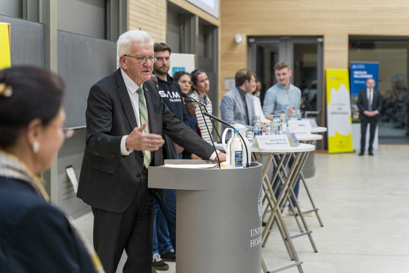 Landwirtschaft Sechster Hohenheimer Landwirtschaftsdialog Ministerpräsident Winfried Kretschmann (zweiter von links) bei der Gesprächsrunde