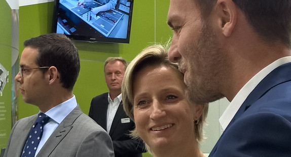 Wirtschaftsministerin Dr. Nicole Hoffmeister-Kraut hat sich am 23. September 2016 beim Besuch auf der 66. IAA Nutzfahrzeuge in Hannover einen Eindruck von den Trends der Industrie aus Baden-Württemberg in Forschung, Produktion sowie über künftige Herausforderungen im Bereich vernetztes und automatisiertes Fahren sowie der Elektromobilität im Nutzfahrzeug verschafft.