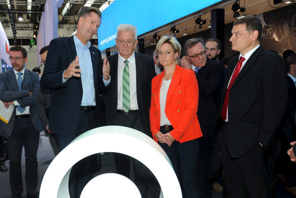 Ministerpräsident Winfried Kretschmann und die Ministerin für Wirtschaft, Arbeit und Wohnungsbau Dr. Nicole Hoffmeister-Kraut besuchten am 15. September 2017 die 67. Internationale Automobil-Ausstellung (IAA) in Frankfurt. Schwerpunkt des Besuchs waren Messeauftritte baden-württembergischer Unternehmen, die Lösungen auf dem Weg zum emissionsfreien Fahren auf dem Branchentreff präsentierten.