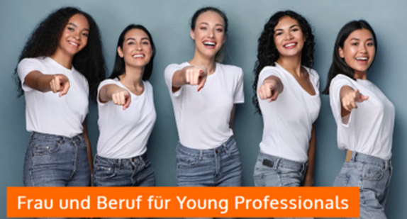 Eine Gruppe junger Frauen schaut lachend in die Kamera.