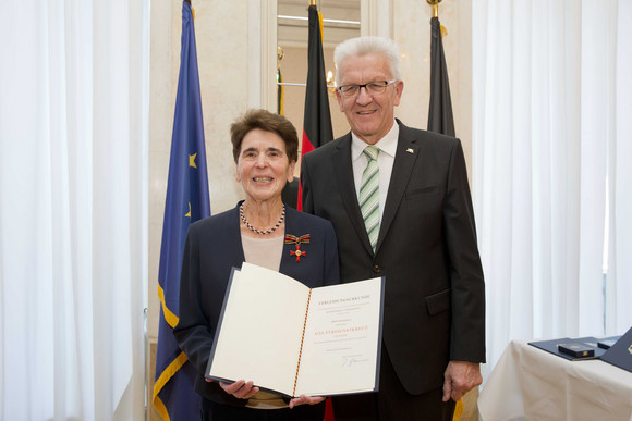 Tag des Ehrenamtes Kretschmann würdigt besonderes ehrenamtliches Engagement Ministerpräsident Winfried Kretschmann (r.) und Pia Balle (l.)