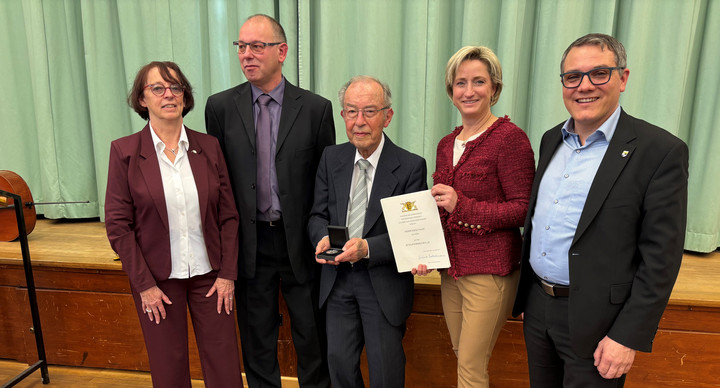 Wirtschaftsministerin Dr, Nicole Hoffmeister-Kraut (Zweite von rechts) überreicht Adolf Klek (Mitte) die Staufermedaille des Landes Baden-Württemberg.