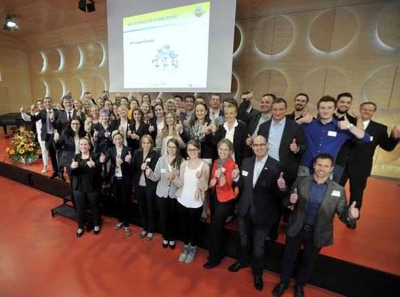 Als „großen Erfolg“ bezeichnete Wirtschaftsministerin Dr. Nicole Hoffmeister-Kraut die Initiative Ausbildungsbotschafter beim Kongress „Wir stehen für Ausbildung!“ am 15. Mai 2017 in Stuttgart. Hier begrüßte die Ministerin rund 350 Auszubildende, Ausbilderinnen und Ausbilder, Personalverantwortliche, Lehrkräfte sowie Berufsberaterinnen und Berufsberater aus ganz Baden-Württemberg.