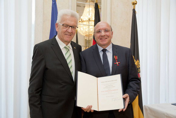 Tag des Ehrenamtes Kretschmann würdigt besonderes ehrenamtliches Engagement Ministerpräsident Winfried Kretschmann (l.) und Prof. Dr. Werner Schnatterbeck (r.)
