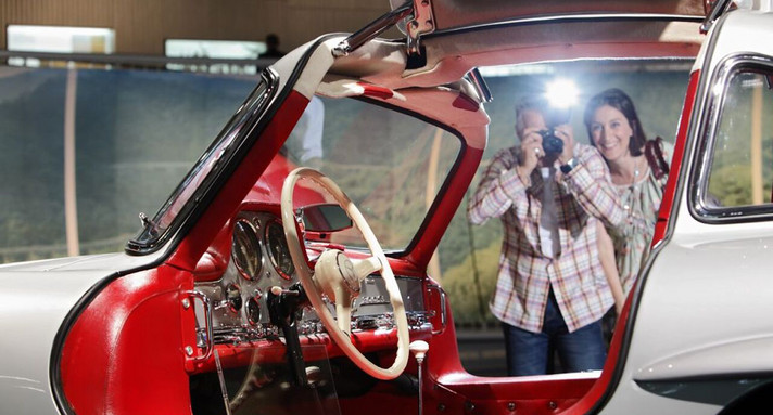 Im Daimler-Museum: Ein Paar fotografiert den berühmten Fügeltürer.