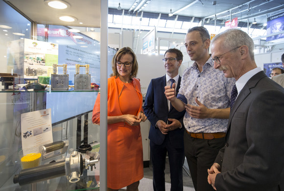 Staatssekretärin Katrin Schütz besuchte am 1. Juni 2017 die internationale Fachmesse MOULDING EXPO in Stuttgart, bei einem Messerundgang informierte Sie sich bei verschiedenen baden-württembergischen Ausstellern über die neuesten Trends im Werkzeug- und Formenbau.