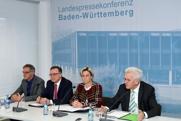 Pressekonferenz Technologiebeauftragter des Landes vorgestellt v.l.n.r.: Regierungssprecher Rudi Hoogvliet, der neue Technologiebeauftragte des Landes, Prof. Dr. Wilhelm Bauer, Wirtschaftsministerin Dr. Nicole Hoffmeister-Kraut und Ministerpräsident Winfried Kretschmann bei der Regierungspressekonferenz