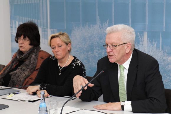 Pressekonferenz Weiterbildung von Lehrkräften und Bürgerbeteiligung Ministerpräsident Winfried Kretschmann (r.), Kultusministerin Susanne Eisenmann (M.) und Staatsrätin Gisela Erler (l.)