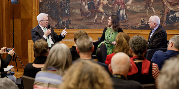Kultur in der Villa Gesellschaftlicher Zusammenhalt ist auch eine Frage der Haltung Ministerpräsident Winfried Kretschmann (l.) im Gespräch mit der Autorin Maike Albaht (M.) und dem Schriftsteller Matthias Politycki (r.) (Bild: Staatsministerium Baden-Württemberg)
