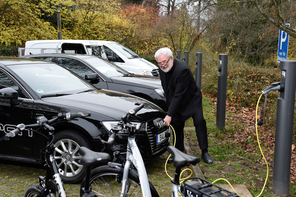 Dienstfahrzeugflotte Staatsministerium setzt auf alternative Antriebe Staatsminister Klaus-Peter Murawski bei der Vorstellung der Dienstfahrzeugflotte mit alternativem Antrieb des Staatsministeriums