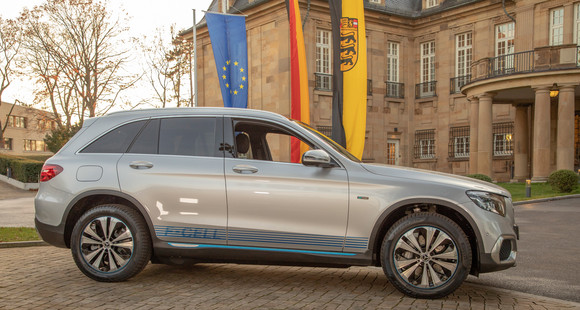 Auto Grüne Mobilität für die Landesspitze Das neue Dienstfahrzeug, ein Mercedes-Benz GLC F-CELL, steht vor der Villa Reitzenstein (Bild: Staatsministerium Baden-Württemberg)