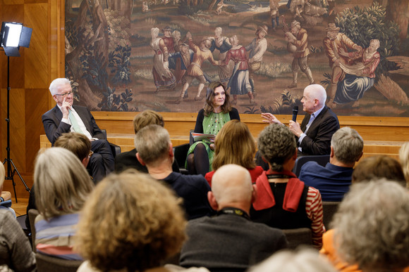 Kultur in der Villa Gesellschaftlicher Zusammenhalt ist auch eine Frage der Haltung Ministerpräsident Winfried Kretschmann (l.) im Gespräch mit der Autorin Maike Albaht (M.) und dem Schriftsteller Matthias Politycki (r.) (Bild: Staatsministerium Baden-Württemberg)