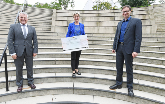 Übergabe der Förderbescheide auf der Besuchertreppe vor dem Landtag in Stuttgart