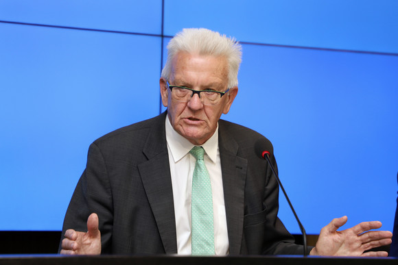 Pressekonferenz Nachhaltige Bioökonomie für Baden-Württemberg Ministerpräsident Winfried Kretschmann (Bild: Staatsministerium Baden-Württemberg)
