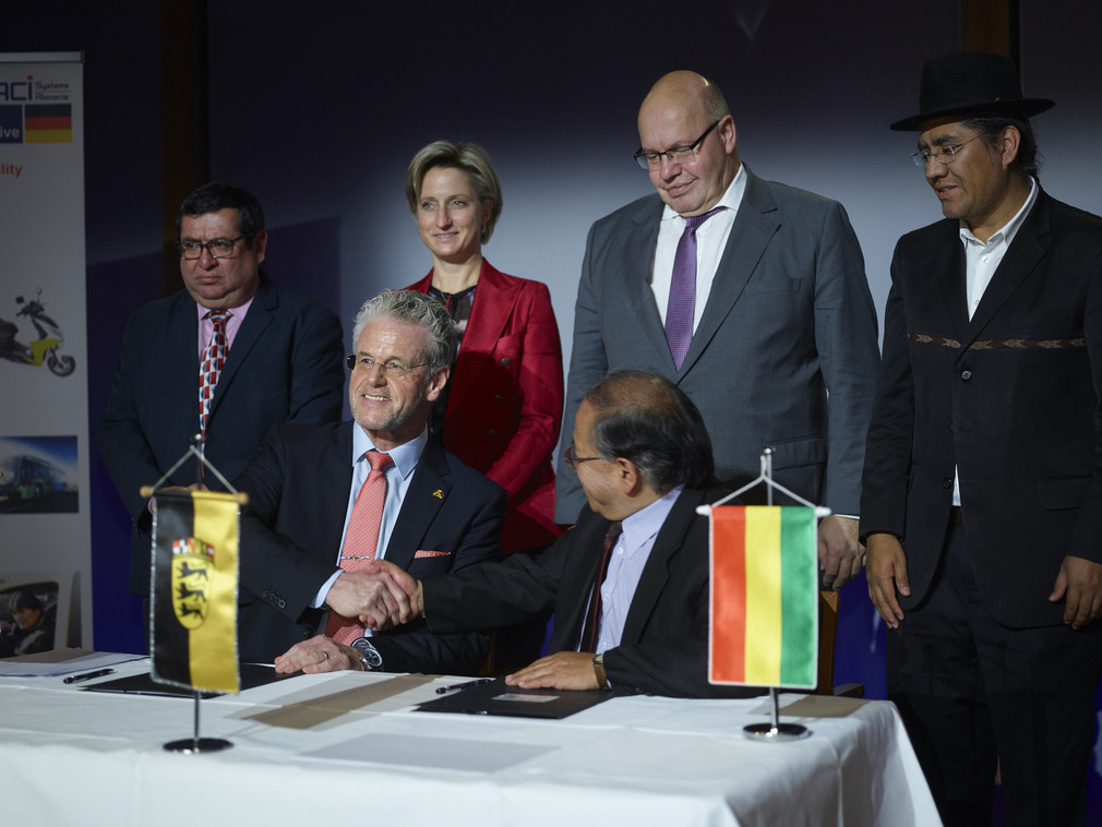 Vertragsunterzeichnung zur Gründung eines bolivianisch-deutschen Joint Ventures (Bild: © Jan Pauls)