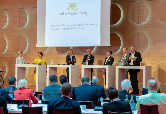 Gesundheit Forum Gesundheitsstandort Baden-Württemberg Fachpodium mit Wirtschafts- und Arbeitsministerin Nicole Hoffmeister-Kraut (l.), Staatssekretärin Theresa Schopper (2.v.l.) und Vertreterinnen und Vertretern aus Wissenschaft, Gesundheitswirtschaft und dem Versorgungssektor