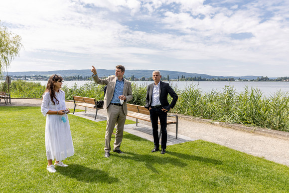 Spaziergang über die Uferanlage Allensbach, Besuch des durch das Land geförderten Bahnhofsgebäudes sowie der Seegartenbühne in Allensbach am 10. August 2021 im Rahmen der Tourismus-Sommerreise