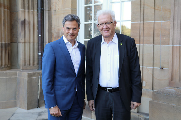 Antrittsbesuch Kretschmann empfängt ZDF-Intendant Himmler Ministerpräsident Winfried Kretschmann (rechts) und der Intendant des ZDF, Dr. Norbert Himmler (links) stehen vor der Villa Reitzenstein in Stuttgart.