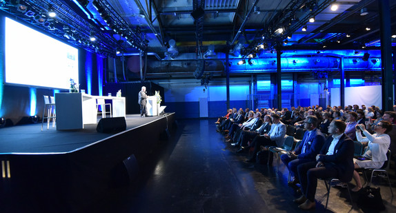 Beim Zukunftsforum „Industrie in Baden-Württemberg“, der Eröffnungsveranstaltung der erstmals stattfindenden „Industriewoche Baden-Württemberg“ standen die Herausforderungen und Chancen für den Industriestandort im Mittelpunkt.