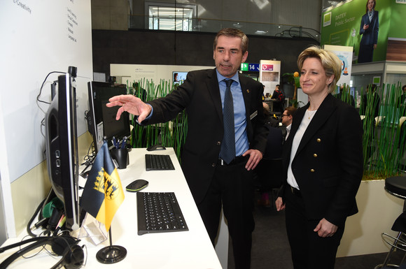 Wirtschaftsministerin Dr. Nicole Hoffmeister-Kraut hat sich bei einem Besuch der CeBIT in Hannover am 21. und 22. März 2017 bei Ausstellern aus Baden-Württemberg über die wichtigsten Trends der Digitalisierung informiert und ausgetauscht.