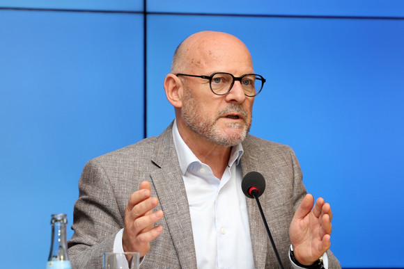 Infrastruktur Mehr Geld für kommunale Verkehrsprojekte Verkehrsminister Winfried Hermann bei der Regierungspressekonferenz (Bild: Staatsministerium Baden-Württemberg)