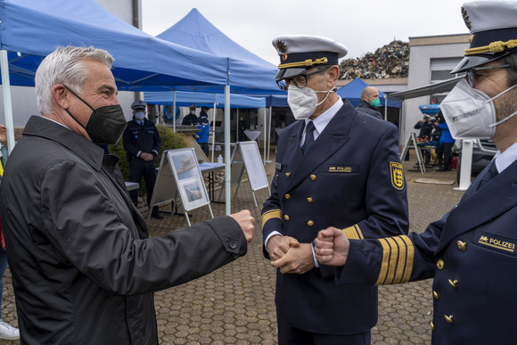 Europa Kretschmann auf Delegationsreise in Straßburg Innenminister Thomas Strobl (links) beim Besuch der Wasserschutzpolizeistation in Kehl