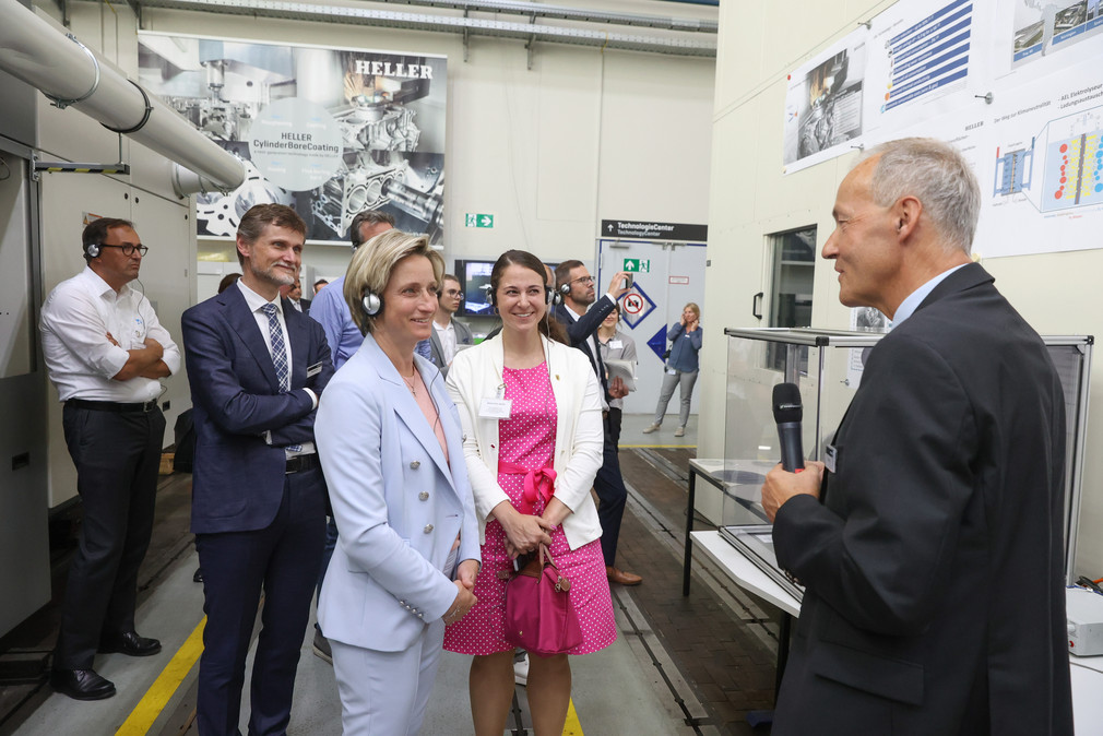 Wirtschaftsministerin Dr. Nicole Hoffmeister-Kraut besucht am 2. August 2022 den Werkzeugmaschinenhersteller HELLER in Nürtingen.