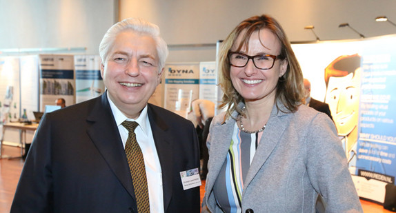 Die Allianz Faserbasierter Werkstoffe e.V. (AFB) hat erneut das Qualitätslabel "Cluster-Exzellenz Baden-Württemberg" erhalten: Staatssekretärin Katrin Schütz und der AFB-Vorstandsvorsitzende Christoph Larsén-Mattes am 23. Februar 2017.
