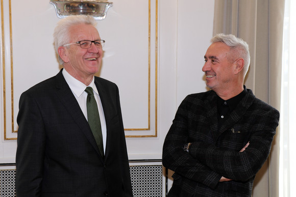 Film Kretschmann empfängt Filmemacher Roland Emmerich Ministerpräsident Winfried Kretschmann (l.) und Roland Emmerich (r.)
