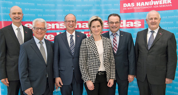 v.l.n.r.: Oskar Vogel (Hauptgeschäftsführer BWHT), Dr. Harry Brambach (Vizepräsident BWHT), Rainer Reichhold (Präsident BWHT), Wirtschaftsministerin Dr. Hoffmeister-Kraut, Thomas Schiek (Landesinnungsmeister Maler- und Lackiererhandwerk BW), Joachim Wohlfeil (Präsident Handwerkskammer Karlsruhe)