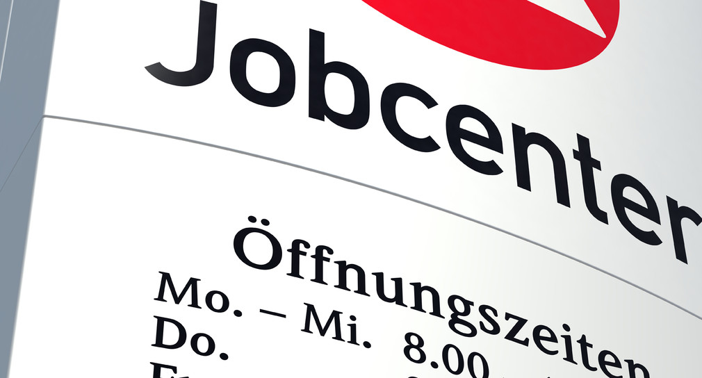 Schild mit der Aufschrift Jobcenter (Quelle: ©bluedesign, AdobeStock)