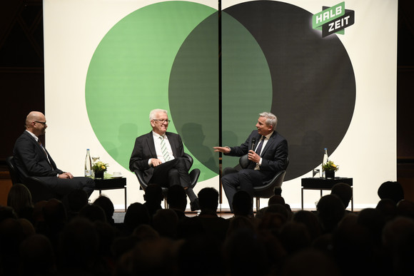 v.l.n.r.: Wolfgang Voigt (Badische Neueste Nachrichten), Ministerpräsident Winfried Kretschmann und Innenminister Thomas Strobl (Bild: Staatsministerium Baden-Württemberg)